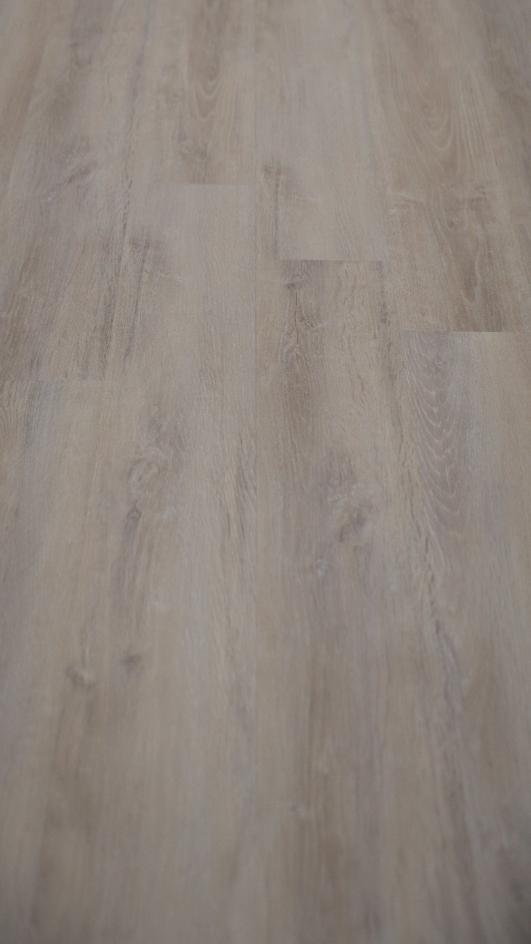 A picture showing the 6.5mm lvp flooring called Mumbai. This vinyl floor has a light grey-beige hue and silver chain embossing, giving the floor an ultra-realistic look.